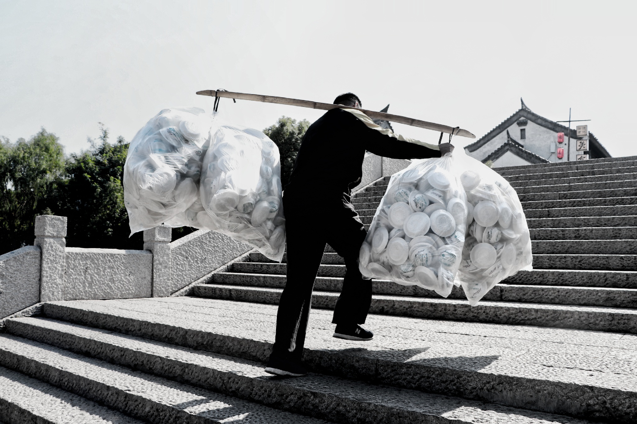 《负重》张晓景